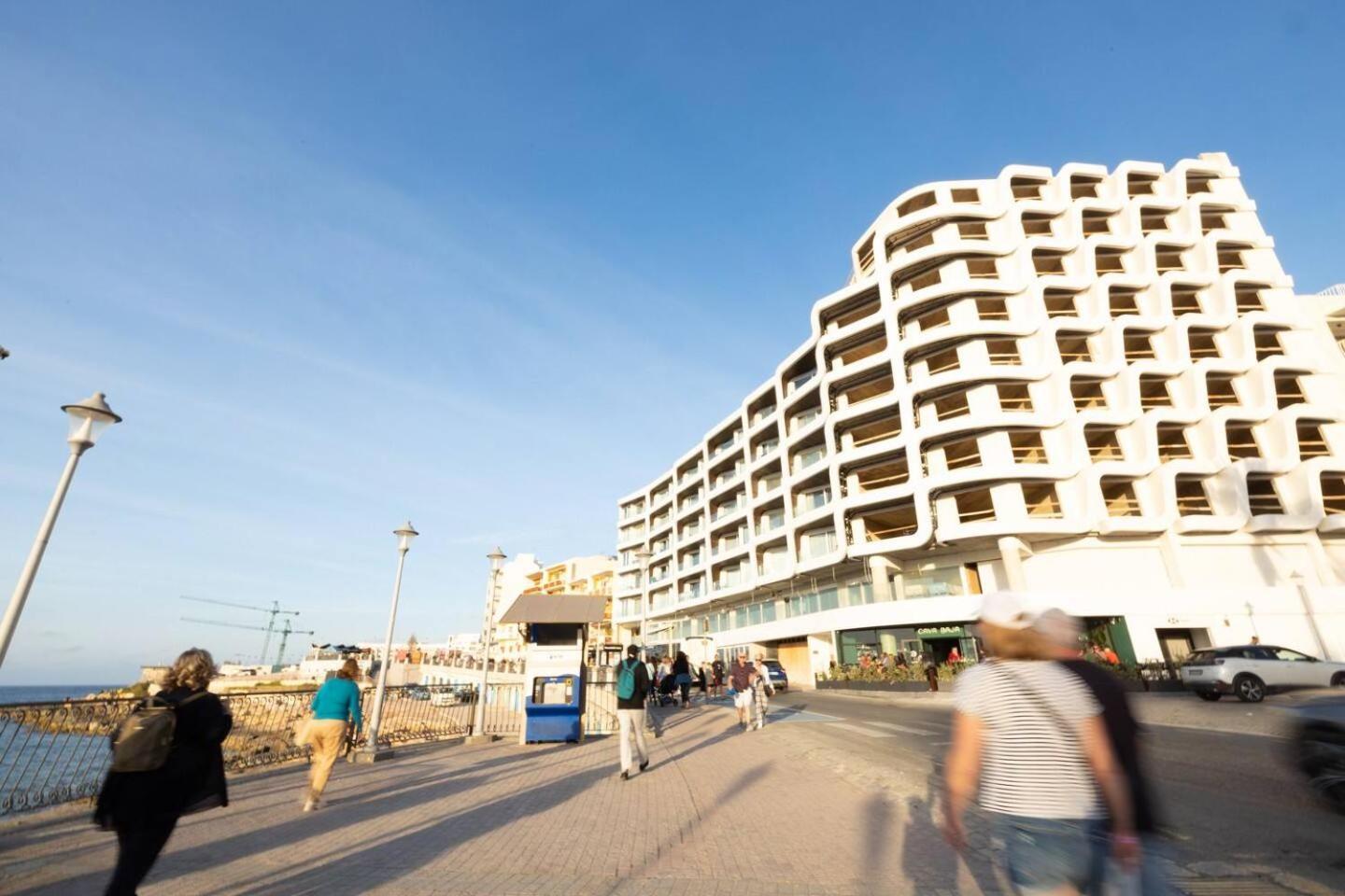 Ivory Seafront With Views!- Fl 13 By Homely
