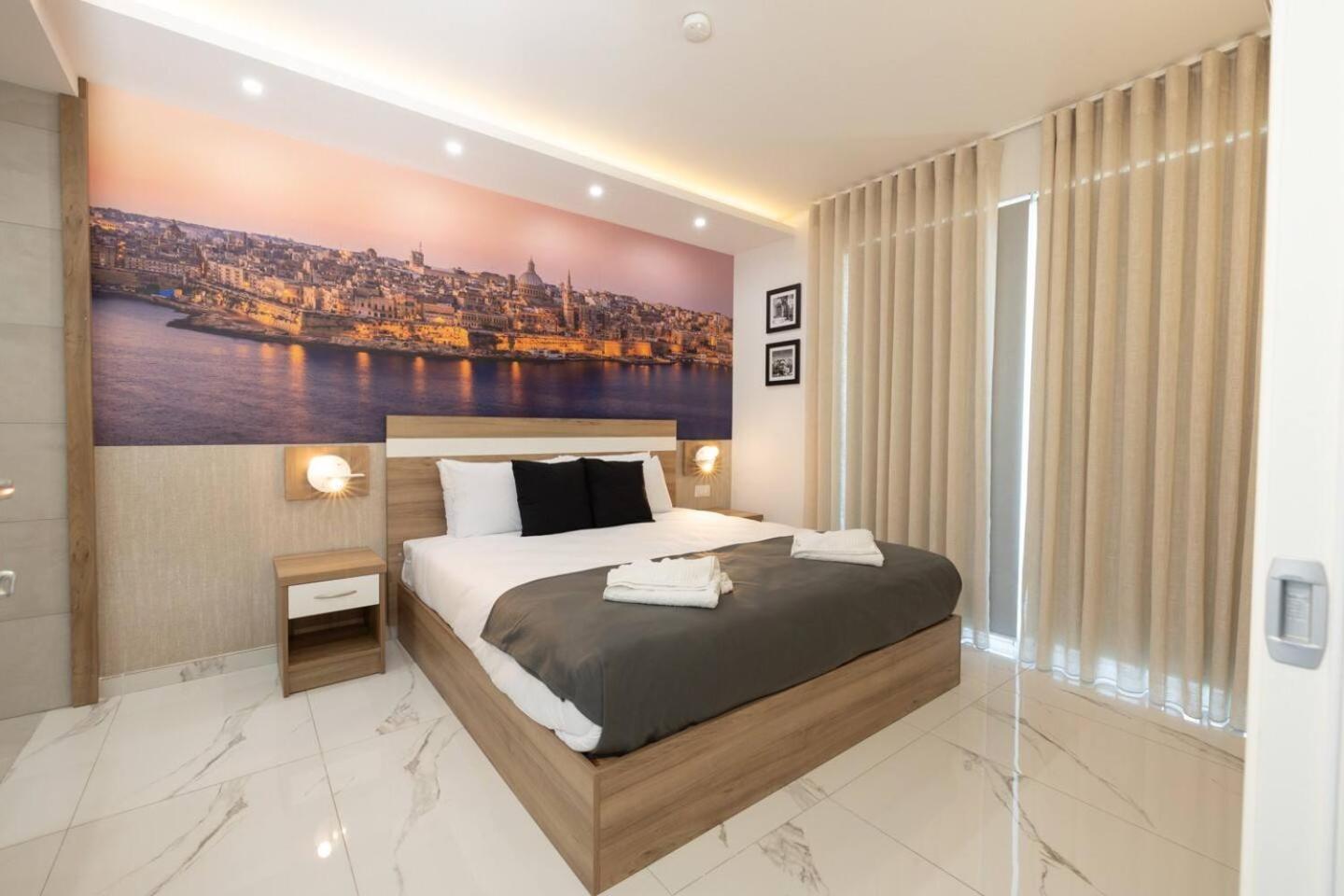 Ivory Seafront With Views!- Fl 13 By Homely