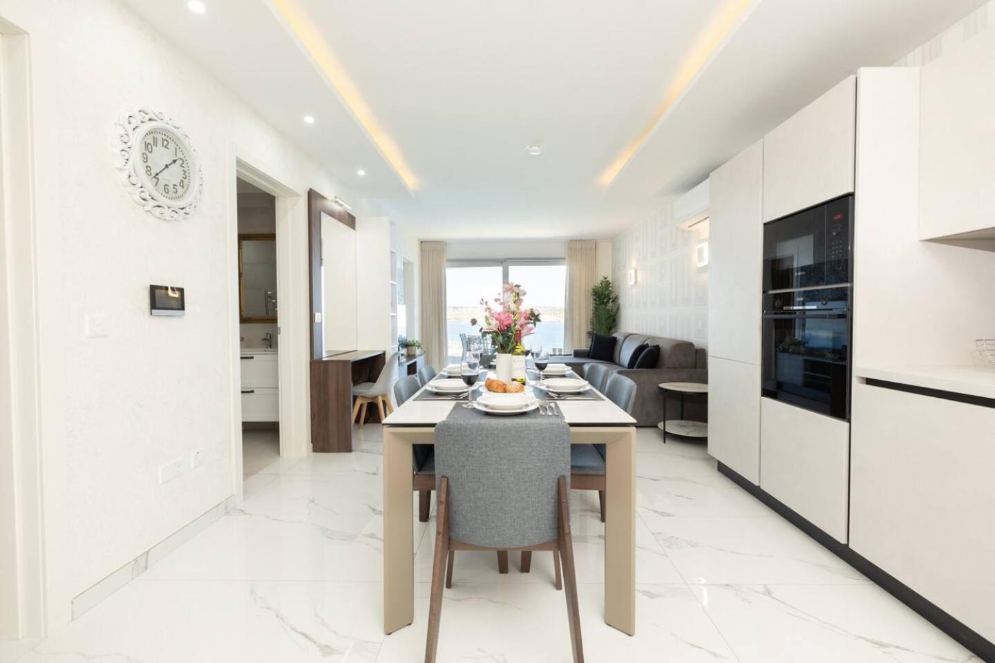 Ivory Seafront With Views!- Fl 13 By Homely Apartment