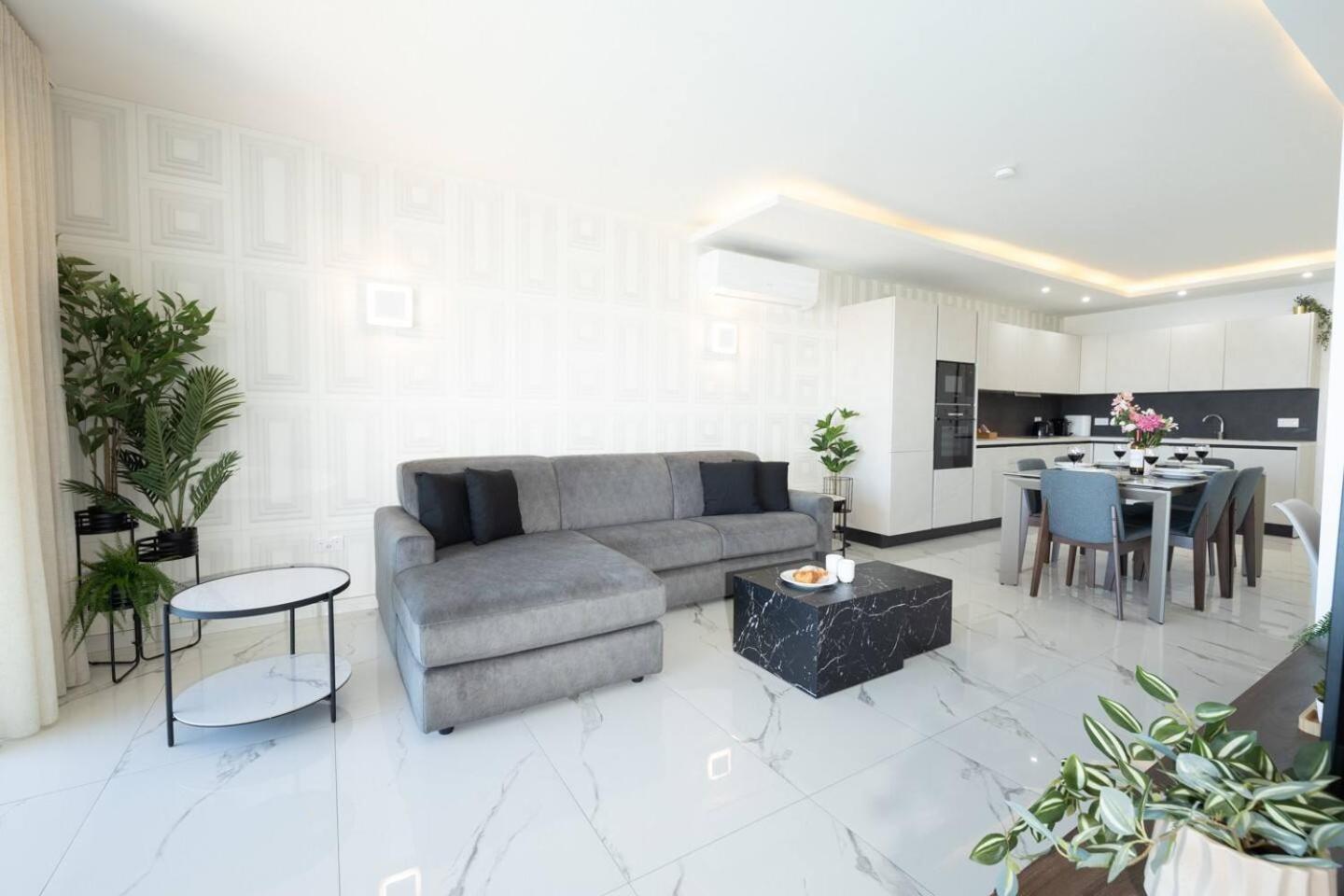 Ivory Seafront With Views!- Fl 13 By Homely Apartment *